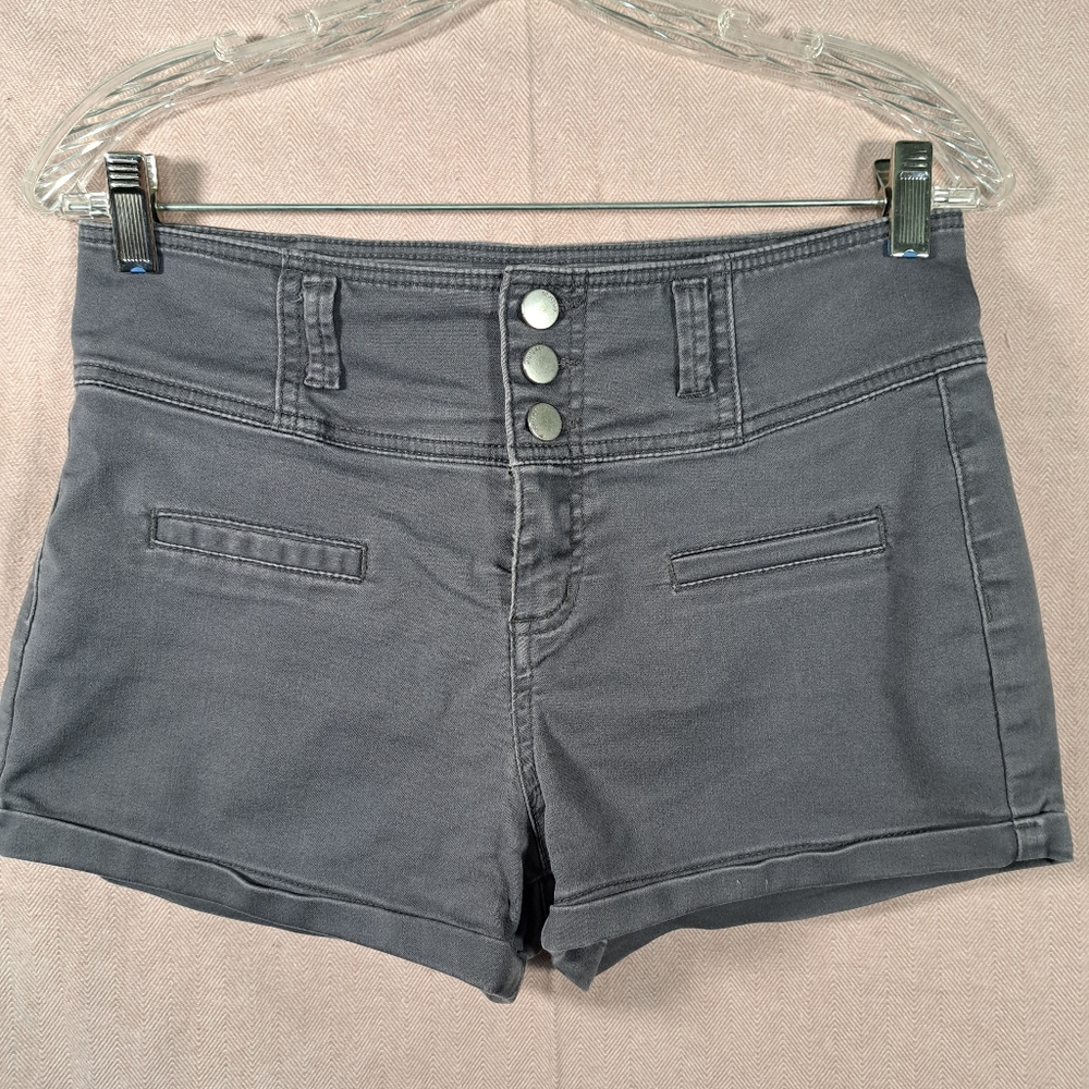 Refuge Women's Preowned Gray Three Button Flat Front Shorts Size 6 EUC